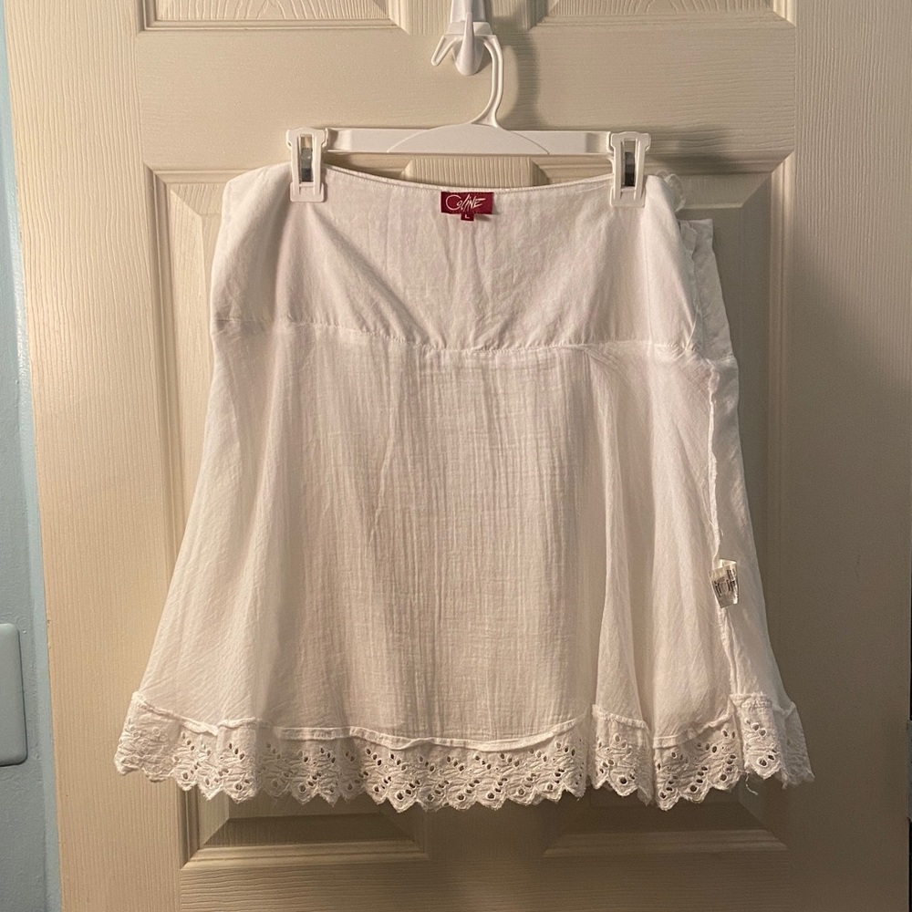 Elegant White Layered Mini Skirt - Picture 15 of 15